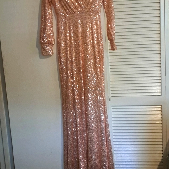 XUCTHHC Gold Sequin lined gown with Slit Long Sleeves to Cuff NWT Size M - Picture 2 of 11
